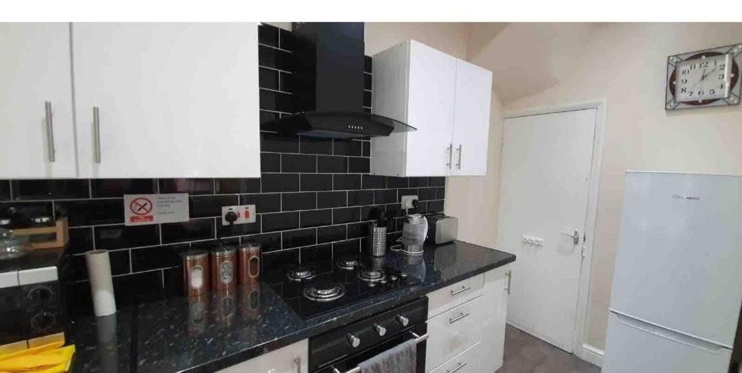 Spacious Two Bedroom House, Parking And Wifi 리즈 외부 사진