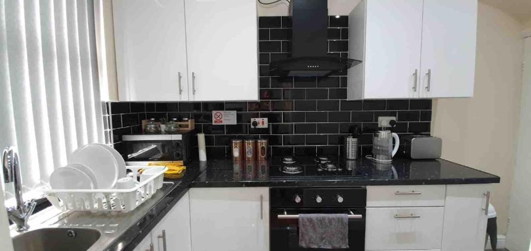 Spacious Two Bedroom House, Parking And Wifi 리즈 외부 사진