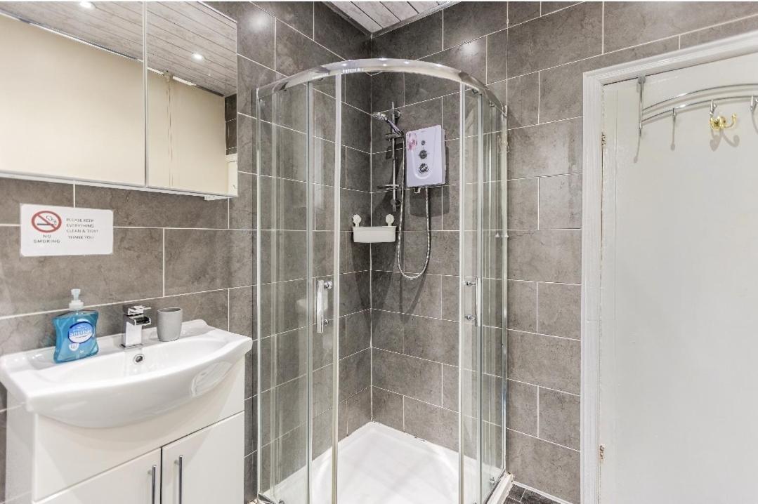 Spacious Two Bedroom House, Parking And Wifi 리즈 외부 사진
