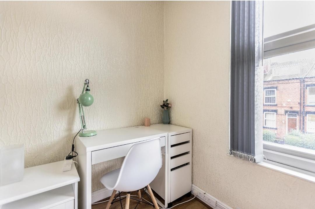 Spacious Two Bedroom House, Parking And Wifi 리즈 외부 사진