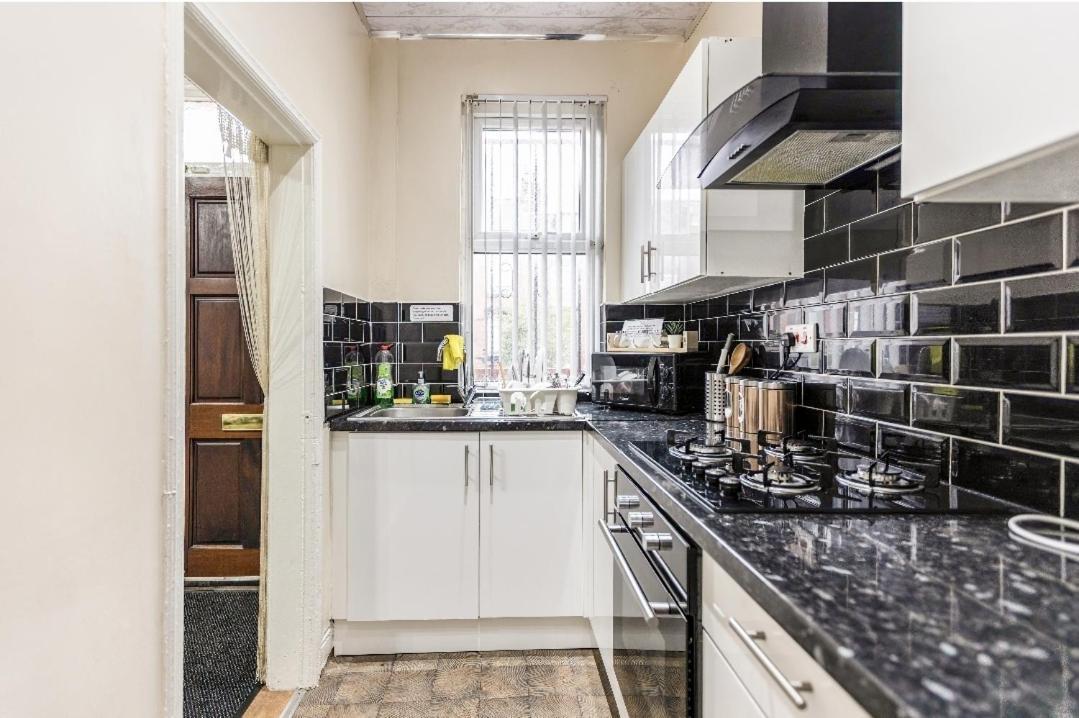 Spacious Two Bedroom House, Parking And Wifi 리즈 외부 사진