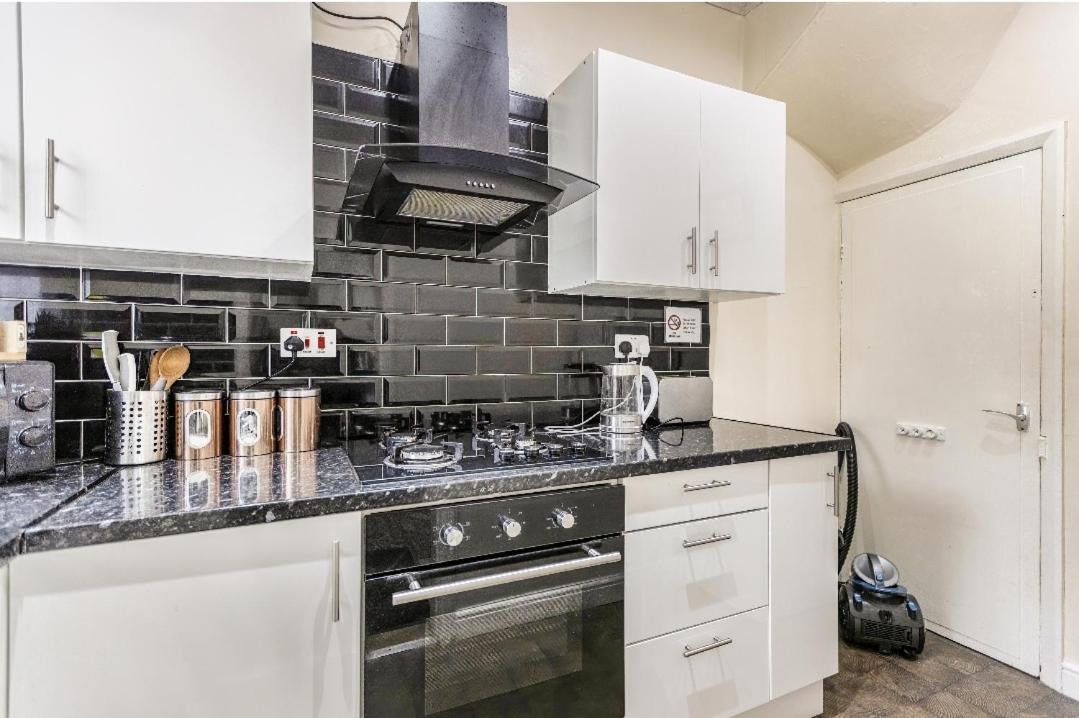 Spacious Two Bedroom House, Parking And Wifi 리즈 외부 사진